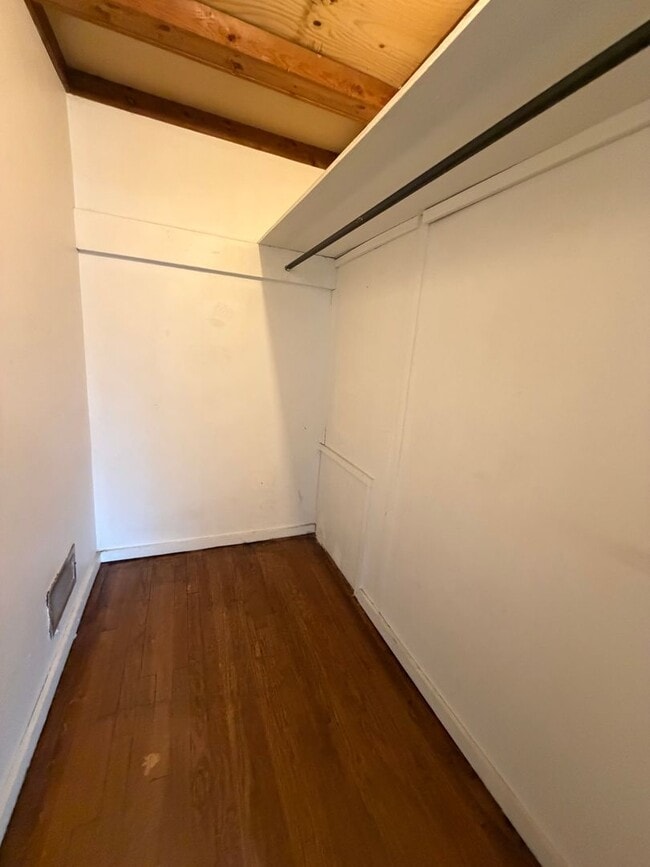 Building Photo - 2423 Lincoln Ave