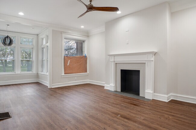 Building Photo - 660 E 51st St