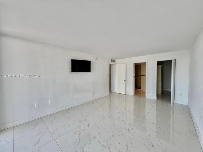 Building Photo - 18081 Biscayne Blvd
