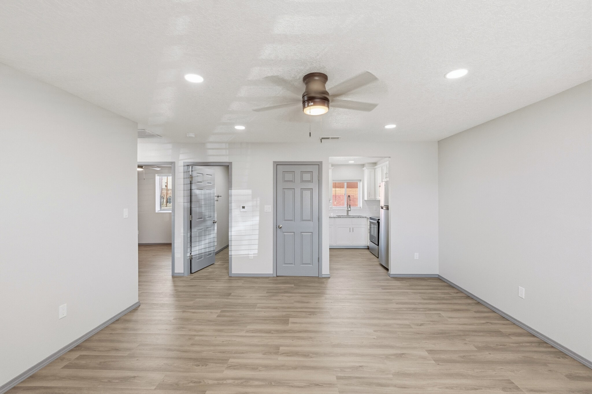 Building Photo - 855 W Castillo Ave