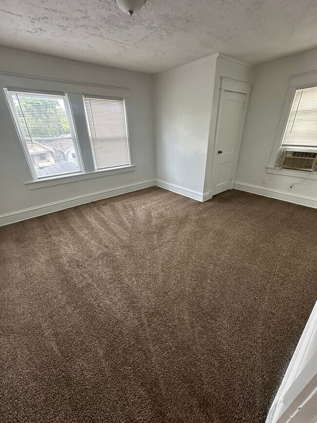 Building Photo - This is a 2 bedroom 1 bath single family h...