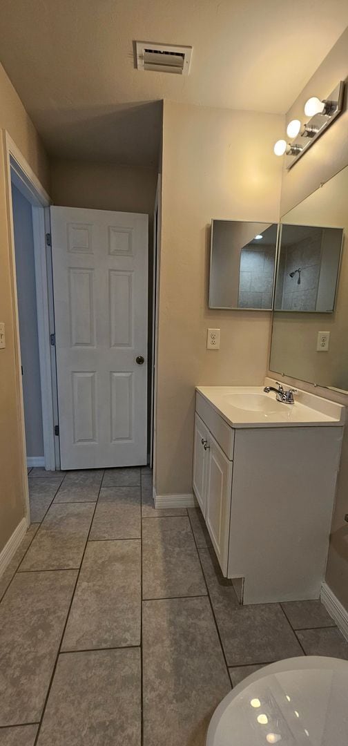 Building Photo - Charming 3 Bedroom, 2 Bathroom Duplex  – Available Now!