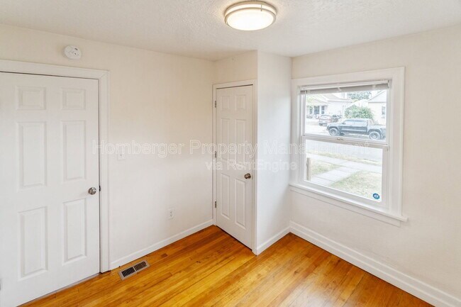 Building Photo - 908 E Longfellow Ave