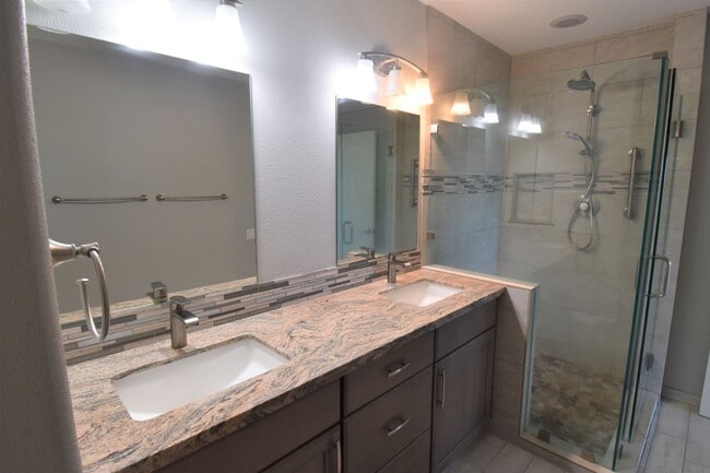 Building Photo - Unfurnished 3 Bedroom 2 Bath Penthouse Condo