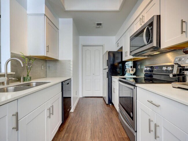 Building Photo - 6000 Shepherd Mountain Cove