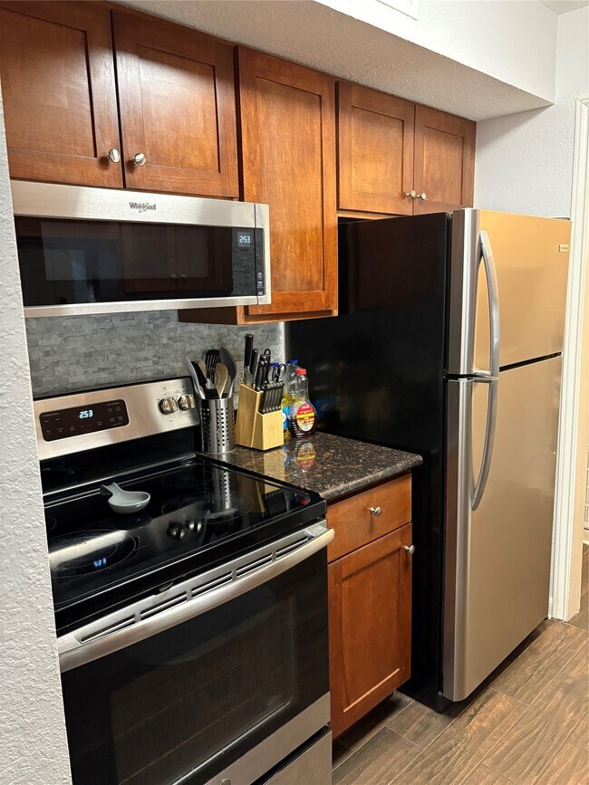 Building Photo - 732 Memorial Mews St