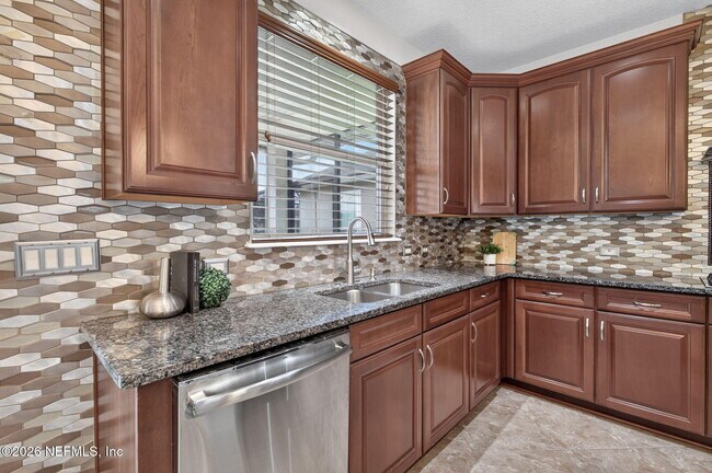 Building Photo - 127 Rockcreek Dr