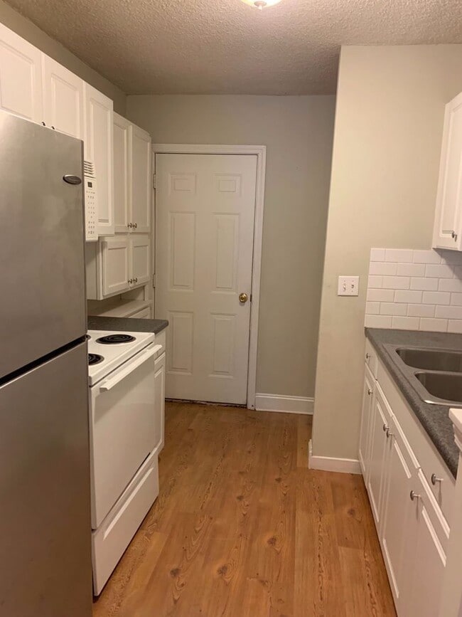 Building Photo - Duplex In The Heart Of Summerville!