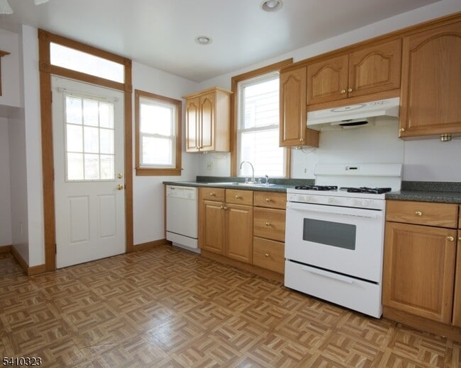 Building Photo - 13 Oxford St