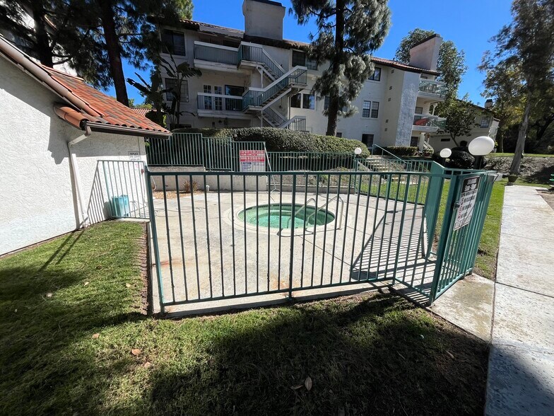 Jacuzzi next to garage just steps away from condo. - 16274 Avenida Venusto