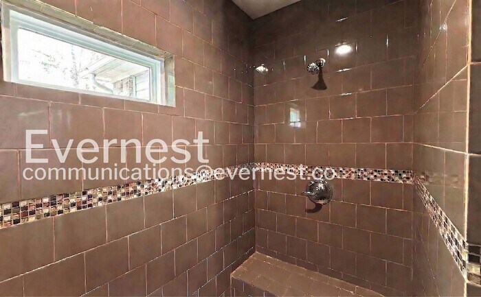 Building Photo - 1300 S Lyerly St