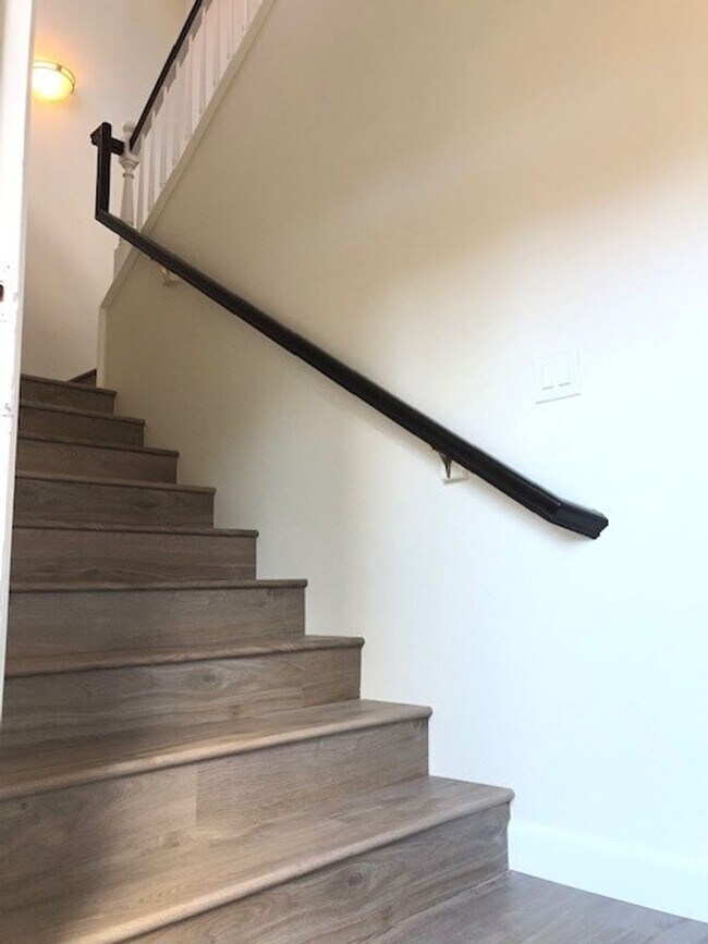 Building Photo - PICTURE PERFECT 2 BR/2 BATH PLUS LOFT END UNIT CONDO WITH DIRECT ACCESS 2 CAR GARAGE