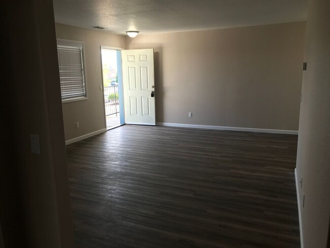 Building Photo - 2 Bedroom 1 Bathroom Apartment with Laundr...