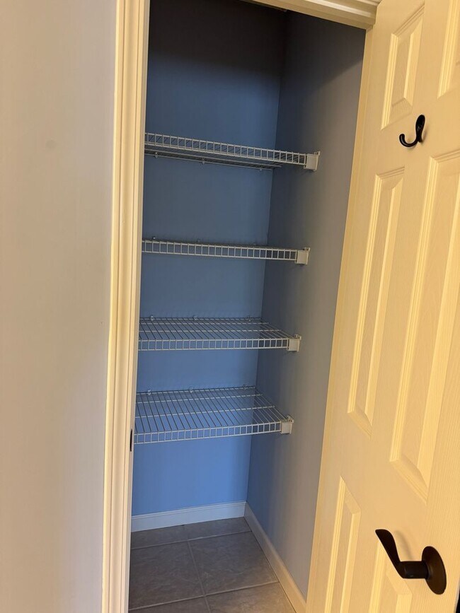 Building Photo - Weaverville - Well Kept Townhome with Flex Space