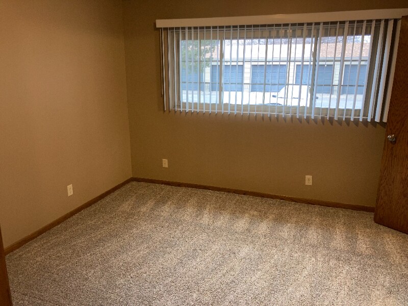 Building Photo - 5100 Emerald Dr