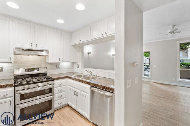 Building Photo - Updated 3 Bed, 2.5 Bath Home Available in ...