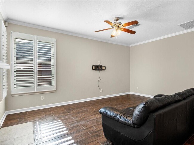 Building Photo - 9707 Green Valley Ln