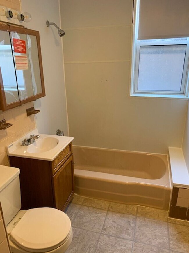 Building Photo - Great 2 Bed Available NOW