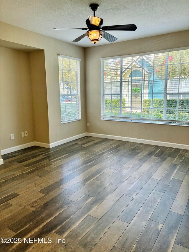 Building Photo - 13700 Richmond Park Dr N
