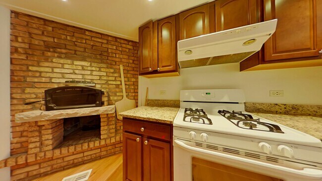 Building Photo - 719 W Buckingham Pl