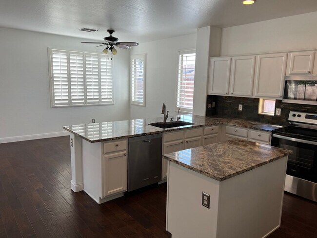 Building Photo - AVAILABLE NOW IN SEVILLE, GILBERT!!!