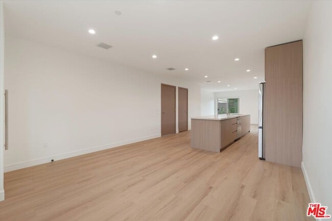 Building Photo - 5530 1/2 Sunnyslope Ave