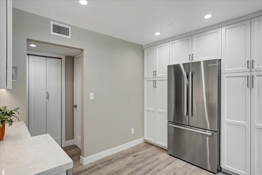 Building Photo - 5346 Tyrone Ave