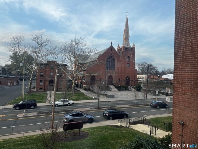 Building Photo - 869 Farmington Ave