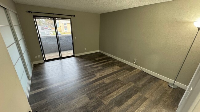 Building Photo - 1 bed, 1 Bath, 700 SF with AC, pool, hot t...