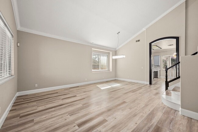 Building Photo - For rent: spacious and updated 5-bedroom, ...