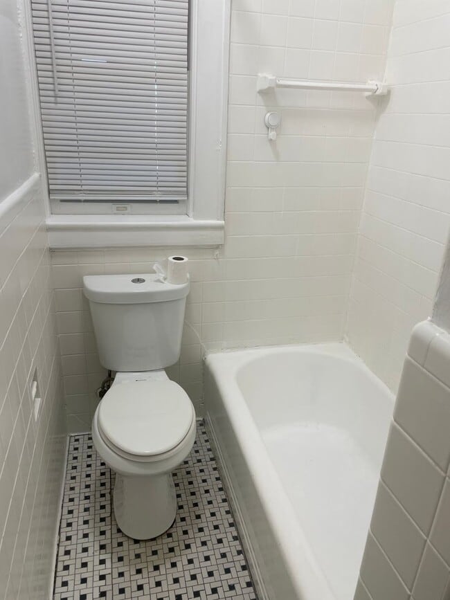 Building Photo - 615 Day Ave SW