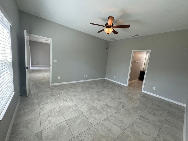 Building Photo - 3 Bed + Den with 2 Baths & 2 Car Garage