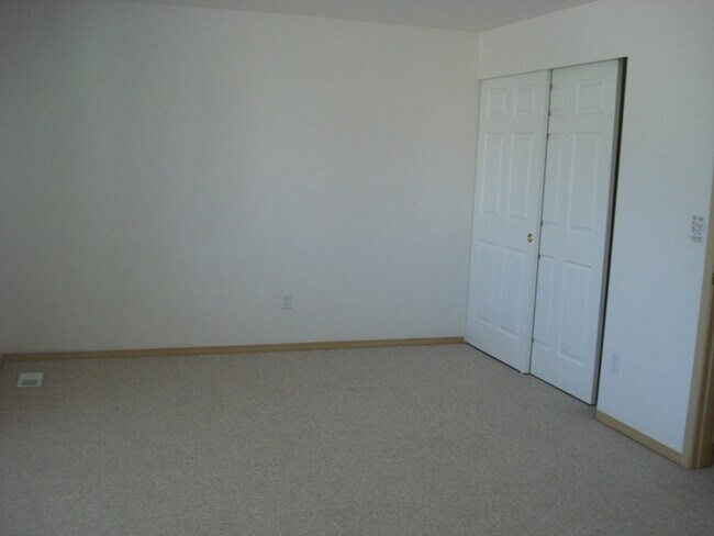 Building Photo - Beautiful 4 Bedroom Home on a Corner Lot i...