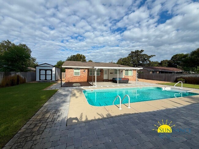 Building Photo - Beautiful 3-Bedroom Pool Home in Destin – Lawn & Pool Service Included!