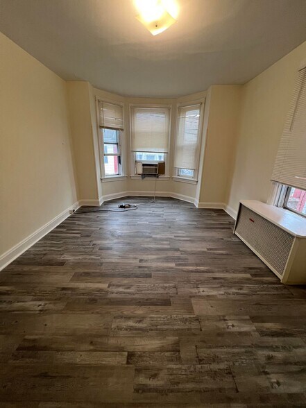 Building Photo - 27 S Locust St