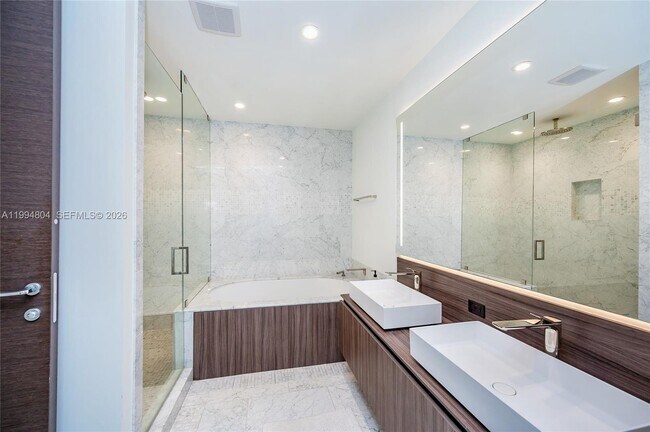 Building Photo - 1000 Brickell Plaza