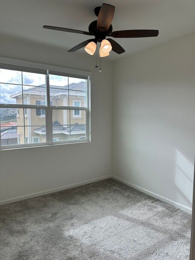 Building Photo - $500.00 off first full months rent