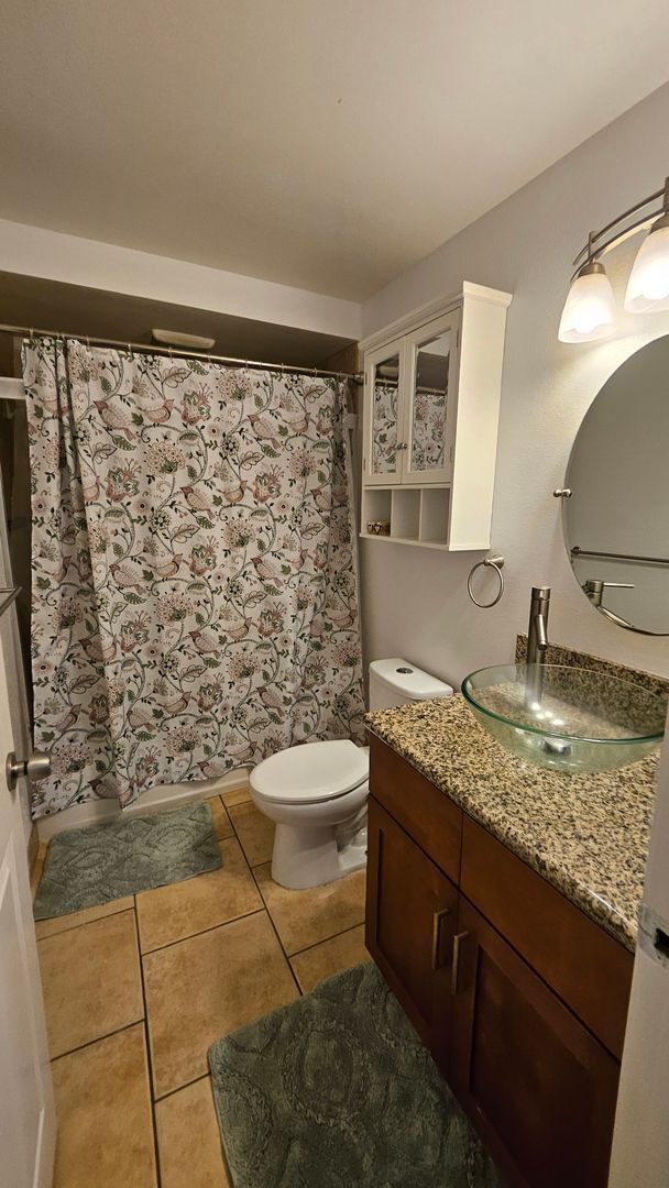 Building Photo - Turned key fully furnished 3 bedroom in Ki...