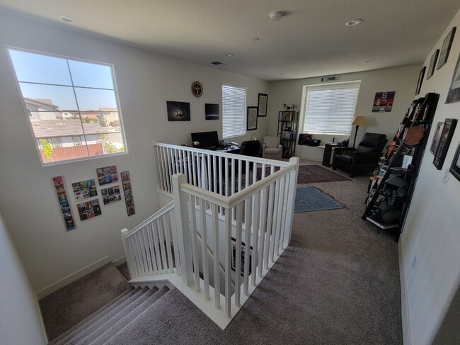 Building Photo - Beautiful 4/2/5 located in Lincoln w/ Sola...
