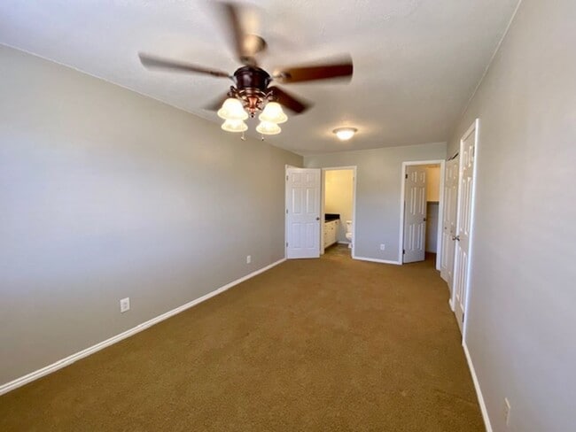 Building Photo - 2 BEDROOM APARTMENT DOWNTOWN IN ST. GEORGE