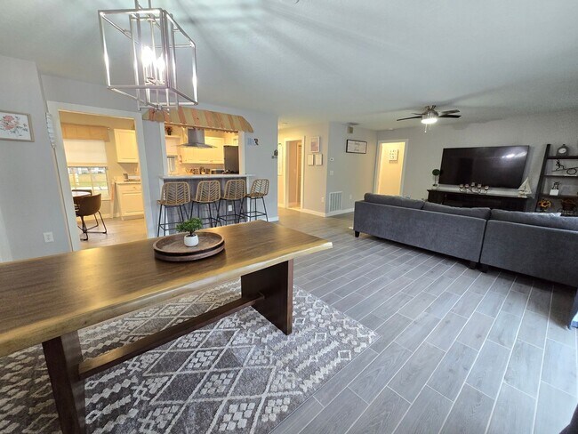 Building Photo - Remodeled 2 bed/ 2 bath/ 2 car garage ~ Annual Rental in Sarasota ~