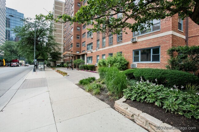 Building Photo - 2909 N Sheridan Rd