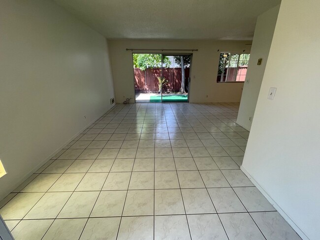 Building Photo - Spacious 2 Bedroom, 1 Bath Apartment w/ 1 Car Covered parking and onsite laundry