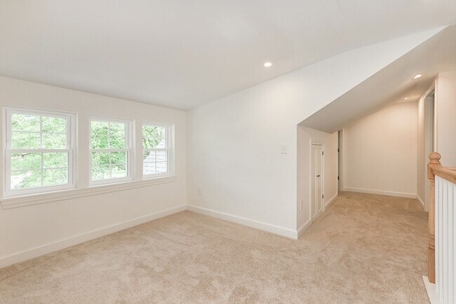 Building Photo - Four bedrooms/2.5 Baths Newly Remodeled Bay Village Home!