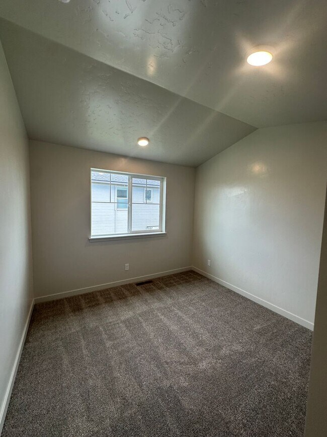 Building Photo - 4095 S Lone Pne Wy
