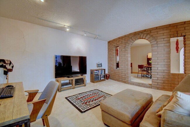 Building Photo - Executive 4 bedroom NE Heights home