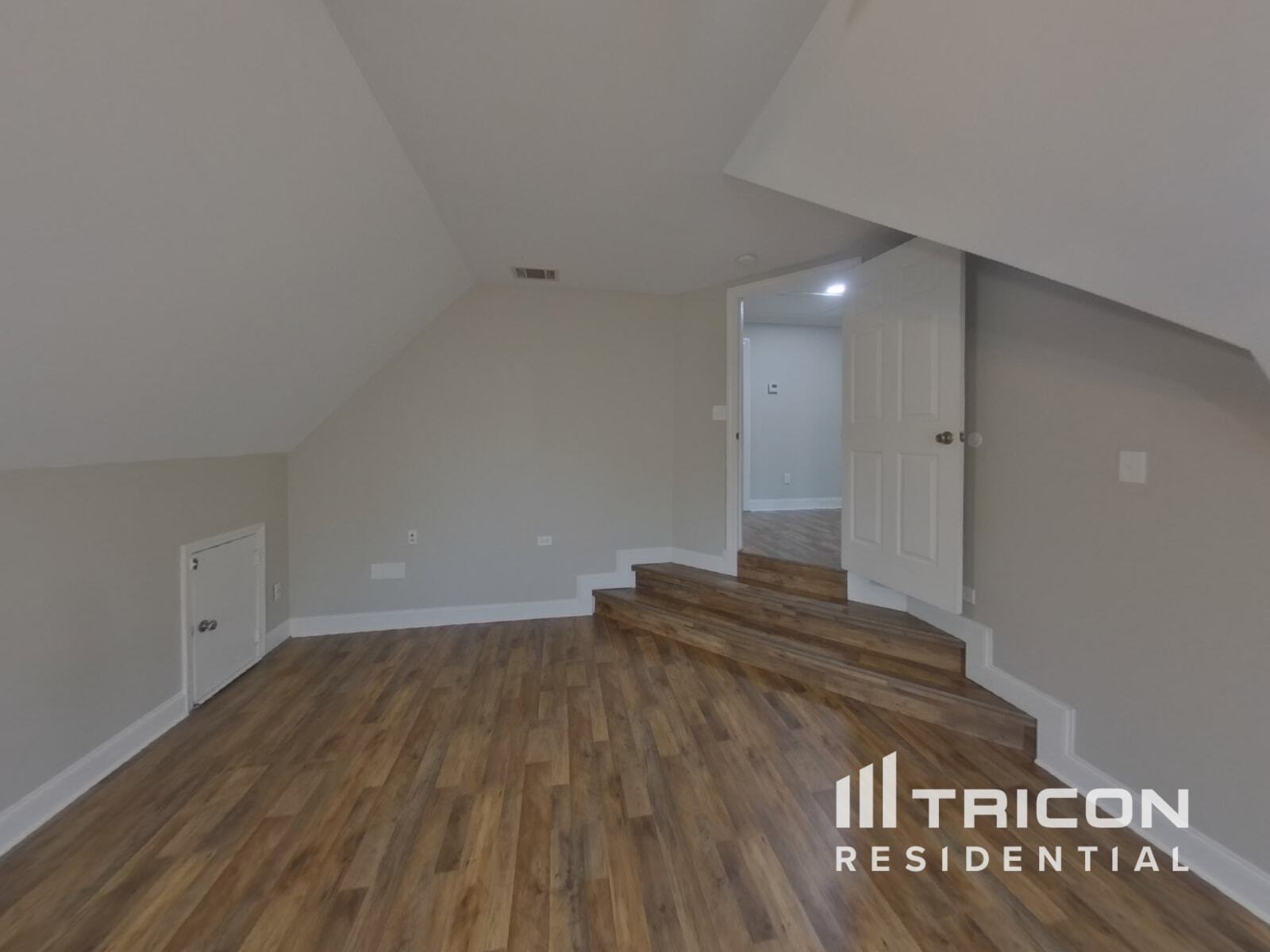 Building Photo - 435 Titans Cir
