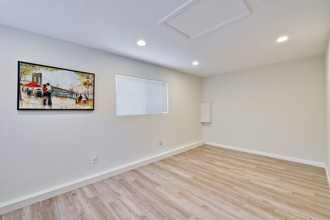 Building Photo - Amazing Studio Unit of a Triplex in Sunnyvale
