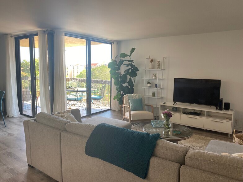 Building Photo - 950 Egret Cir