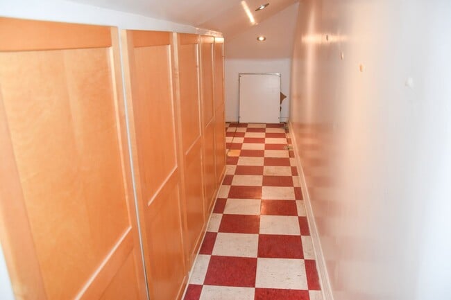 Building Photo - 910 E Maple Ave